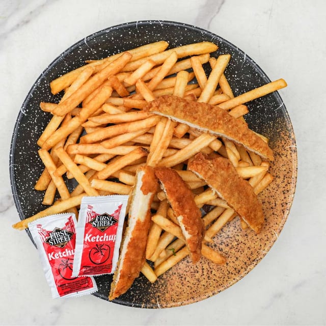 Trocitos de Pollo con Papas Fritas.