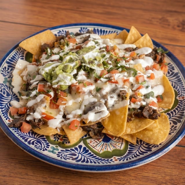 Nachos Frijoles, Queso y Carne.